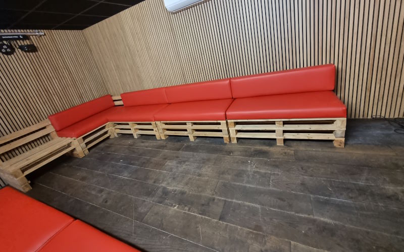 banquettes rénovées en rouge