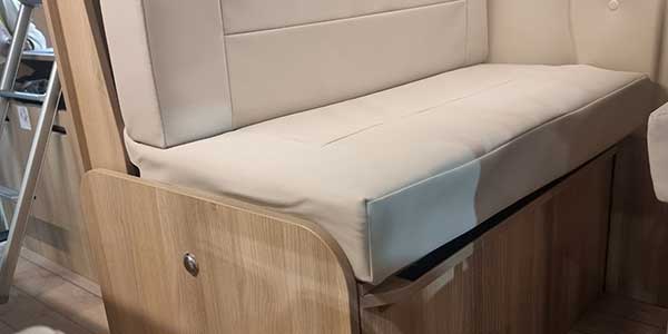 photo d'une banquette de mobil-home grise 