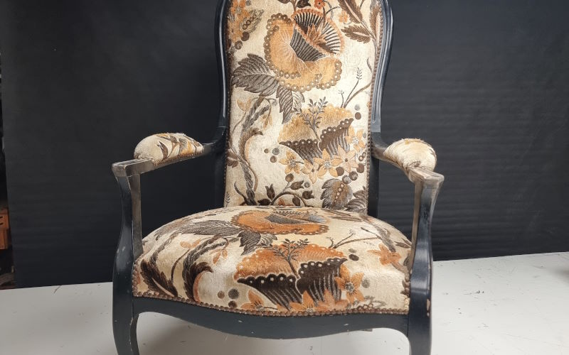 fauteuil ancien avec dossier haut et accoudoirs