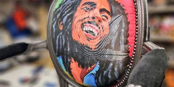 relooking d'un fauteuil ancien avec un tissu à l’effigie de Bob Marley