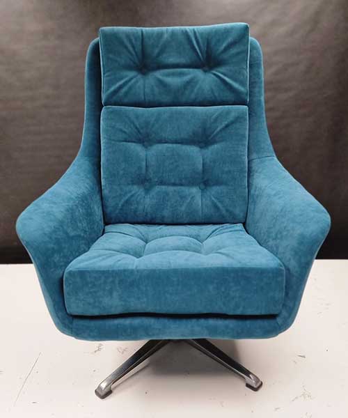 Fauteuil restauré en bleu velours