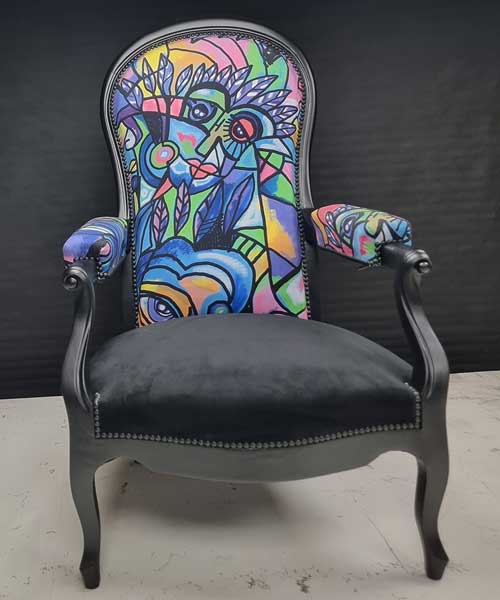 fauteuil terminé avec bois en couleur noire et tissus imitation peinture de Picaso 