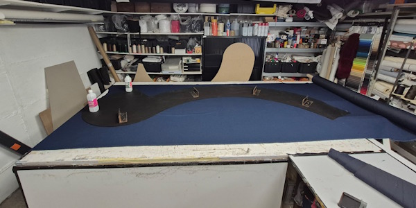tissu sur le plan de l'atelier pour découpe