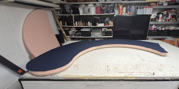 structure bois habillée avec le tissu bleu