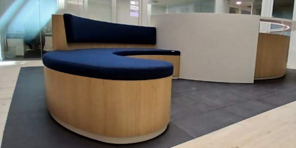 Banquette sur mesure pour la banque - En bois et couleur bleue en forme de vague