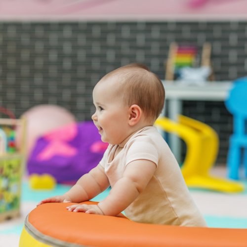 Élément en mousse avec un bébé