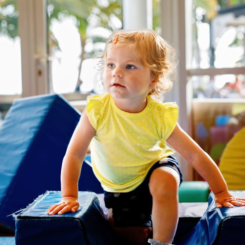Enfant sur un ancien mobilier en mousse de puériculture 